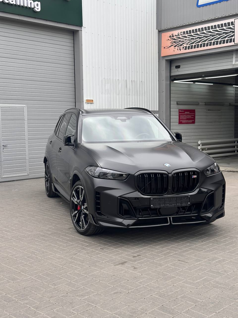 Оклейка FlexarPPF — BMW X5, вид спереди сбоку